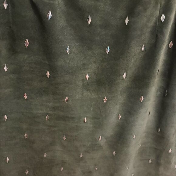 Elegant suede Green Skirt with diamond shape embellishments - Picture 2 of 4